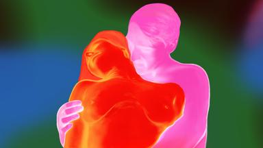 Wie entwickelt sich der Verlauf unserer Intimität im zunehmenden Alter? Sex mit 40 plus – Freiheitsbooster oder Lustkiller? Bild: Eine männliche Figur umarmt eine Frau von hinten.