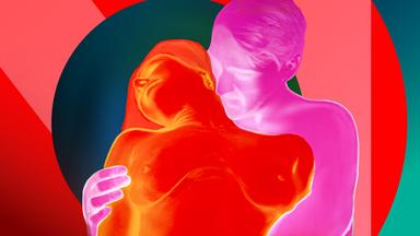 Wie entwickelt sich der Verlauf unserer Intimität im zunehmenden Alter? Sex mit 40 plus – Freiheitsbooster oder Lustkiller? Bild: Eine männliche Figur  - pink eingefärbt- umarmt eine rot eingefärbte Frau