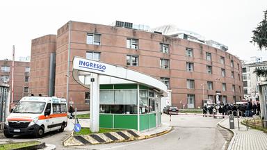 Crans‑Montana: Warum heute selbst extreme Verbrennungen überlebt werden können. (Bild: Krankenwagen vor einer Klinik)