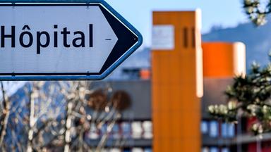 Brandkatastrophe Crans‑Montana: Warum heute selbst extreme Verbrennungen überlebt werden können. ( Bild zeigt  Wegweiser zum Hospital)