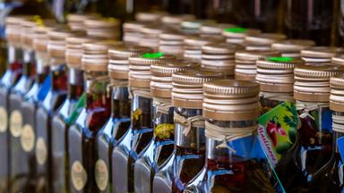 Olivenöl, Fisch, Honig - Was steckt wirklich drin? Neue Technik bringt Licht in den Lebensmittel-Dschungel. (Auf dem Bild sund Flaschen mit Olivenöl zu sehen)