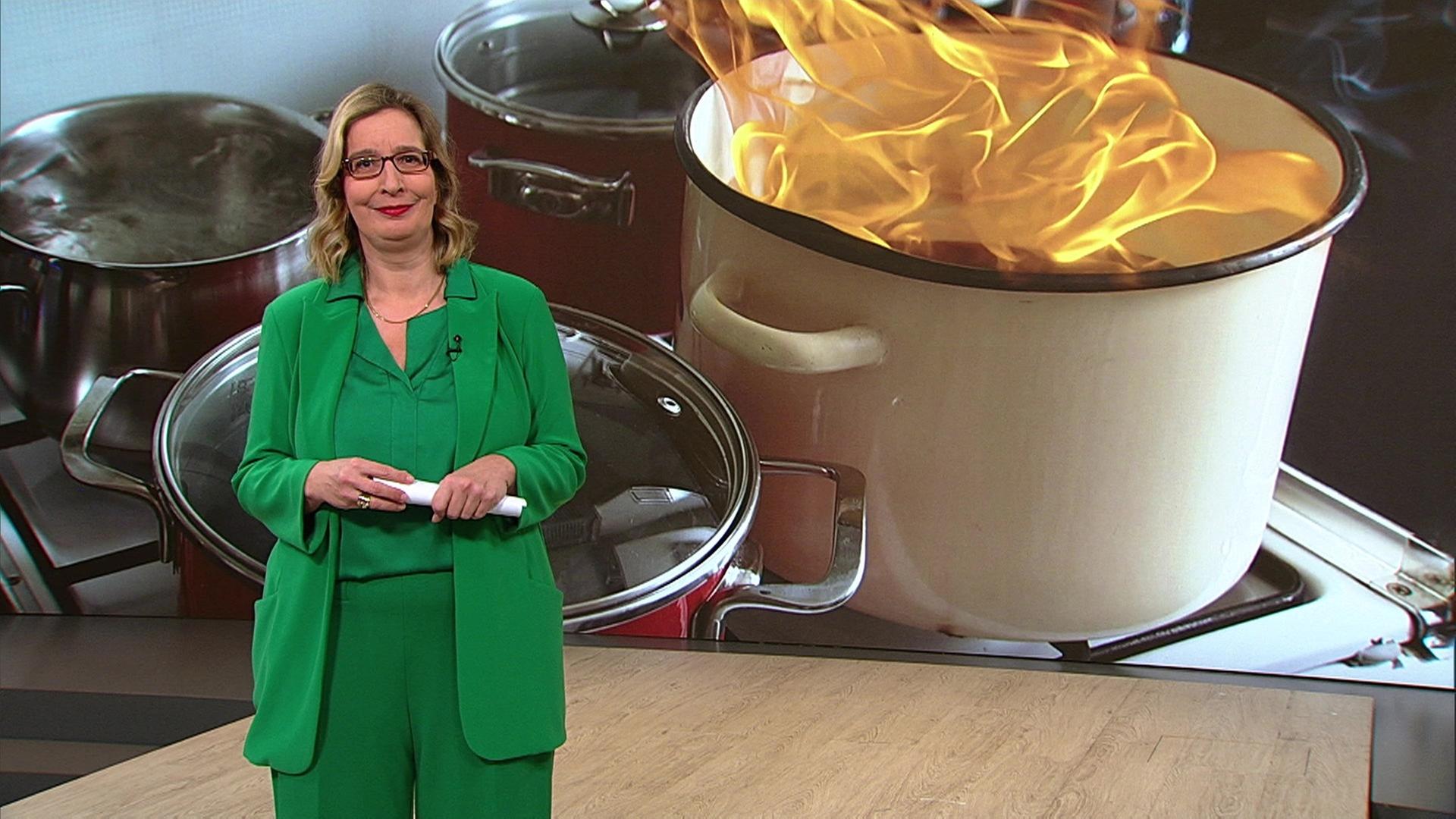 Moderatorin Yvonne Willicks während ihrer Moderation im Servicezeit Studio.