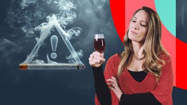 90% der Lungenkrebsfälle sind auf Rauchen zurückzuführen, Alkohol ist ein weiterer Risikofaktor für Krebserkrankungen. (Auf dem Bild zu sehen: Eine Hand, die ein Glas mit Alkohol hält und eine Zigarette)