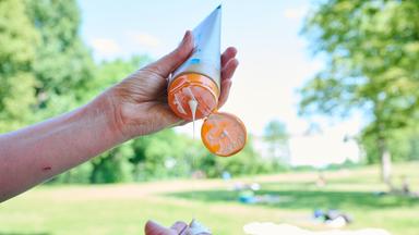 Jasmina Neudecker erlebt UV‑Schäden im Scan und erklärt, wie HPV‑Viren gefährliche Veränderungen auslösen können.