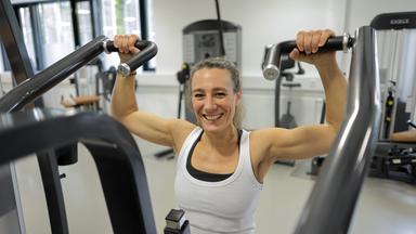 „Janina Neudecker zeigt, wie 150 Minuten Sport pro Woche – Krafttraining und Ausdauer – das Krebsrisiko senken, Bauchfett reduzieren und die Blutwerte verbessern.“