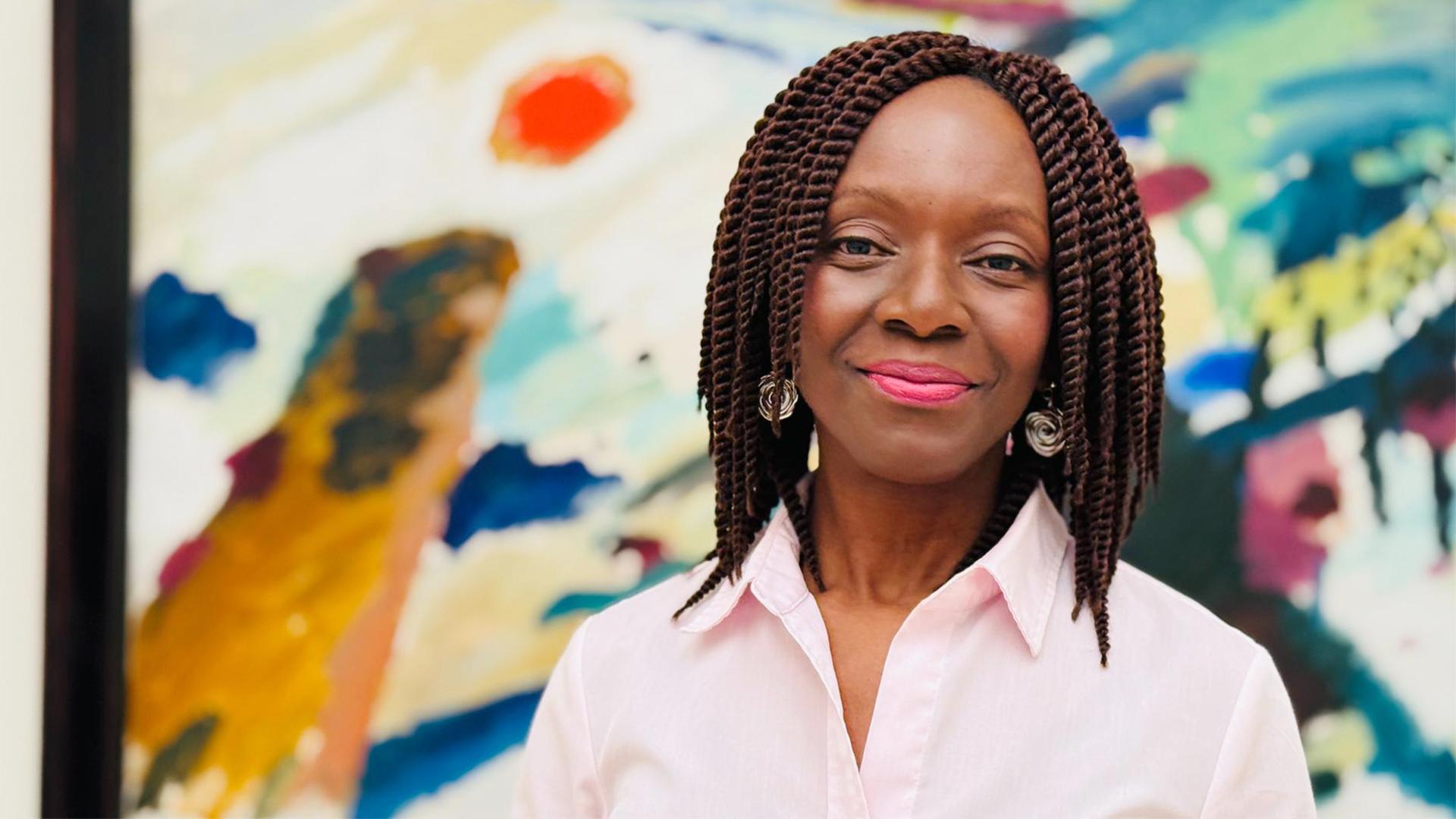 Eine Frau lächelt in die Kamera.