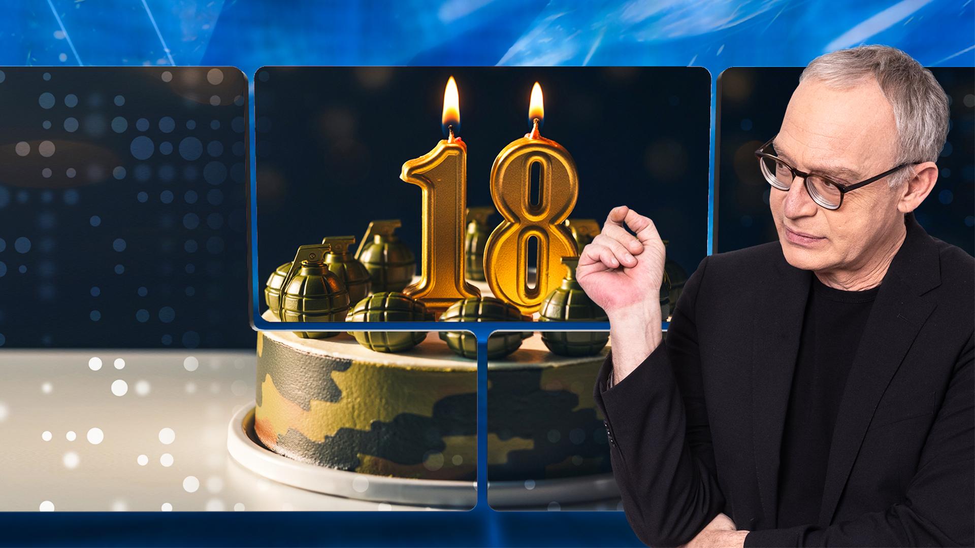 Der Moderator vor einer Videowand, auf der eine Geburtstagstorte mit brennenden Kerzen in Form einer Achtzehn zu sehen ist. Auf der Torte liegen Handgranaten.