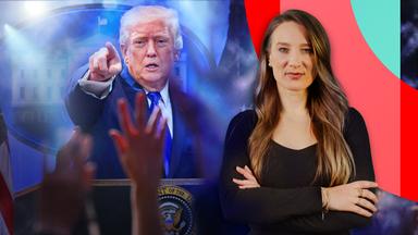 Jasmina Neudecker zeigt, wie Dark Charisma unsere Urinstinkte austrickst. Wir gegen diese Macht wirklich so machtlos? (Bild: Jasmina Neudecker im Vordergrund, im Hintergrund Donald Trump, der nach vorne zeigt) 