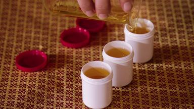 Räucheröle: Harz-Salbe abfüllen