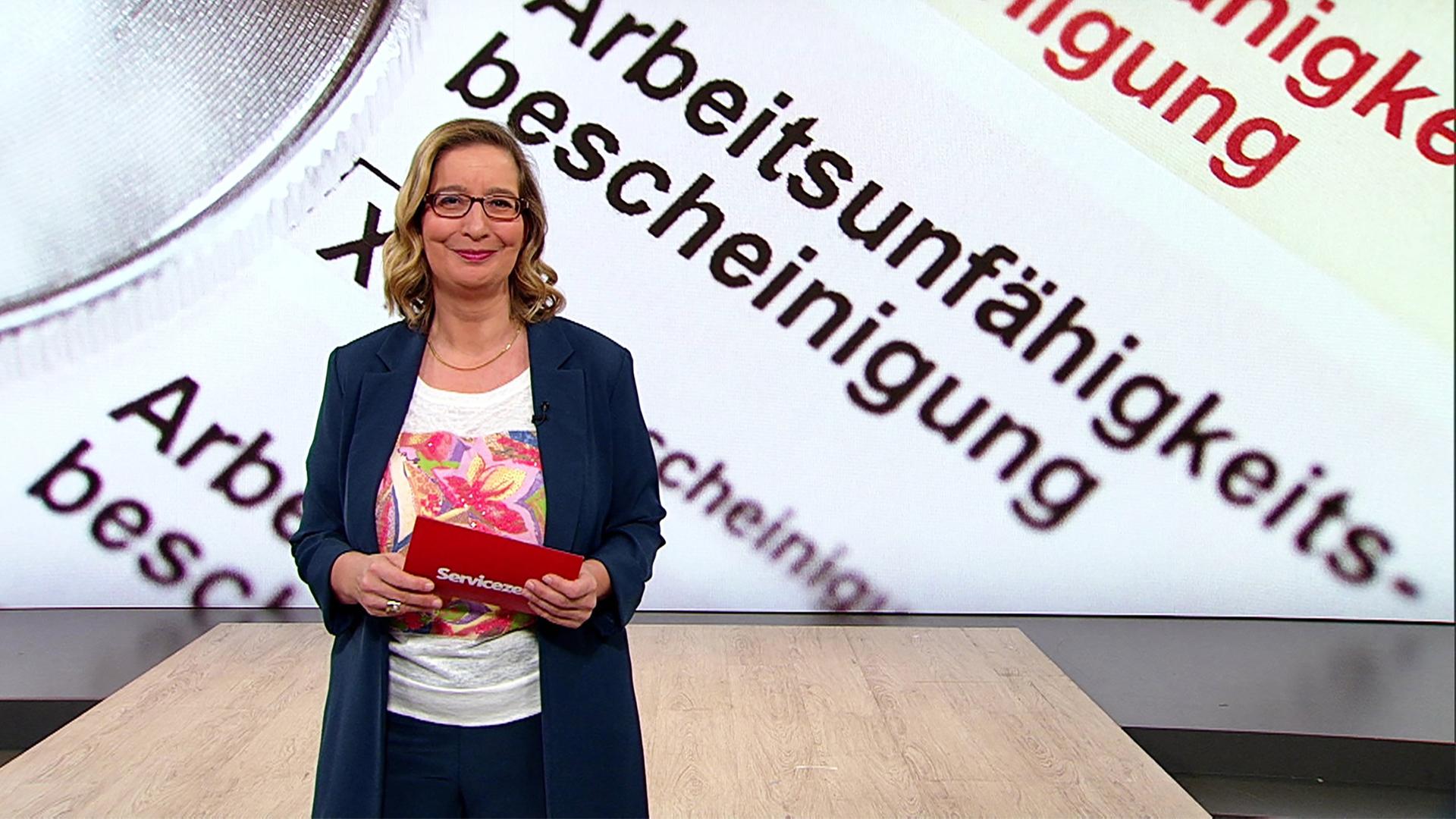 Das Bild zeigt Yvonne Willicks im Servicezeitstudio.