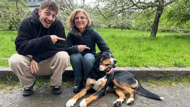 Ein junger Mann, eine Frau und ein Hund.