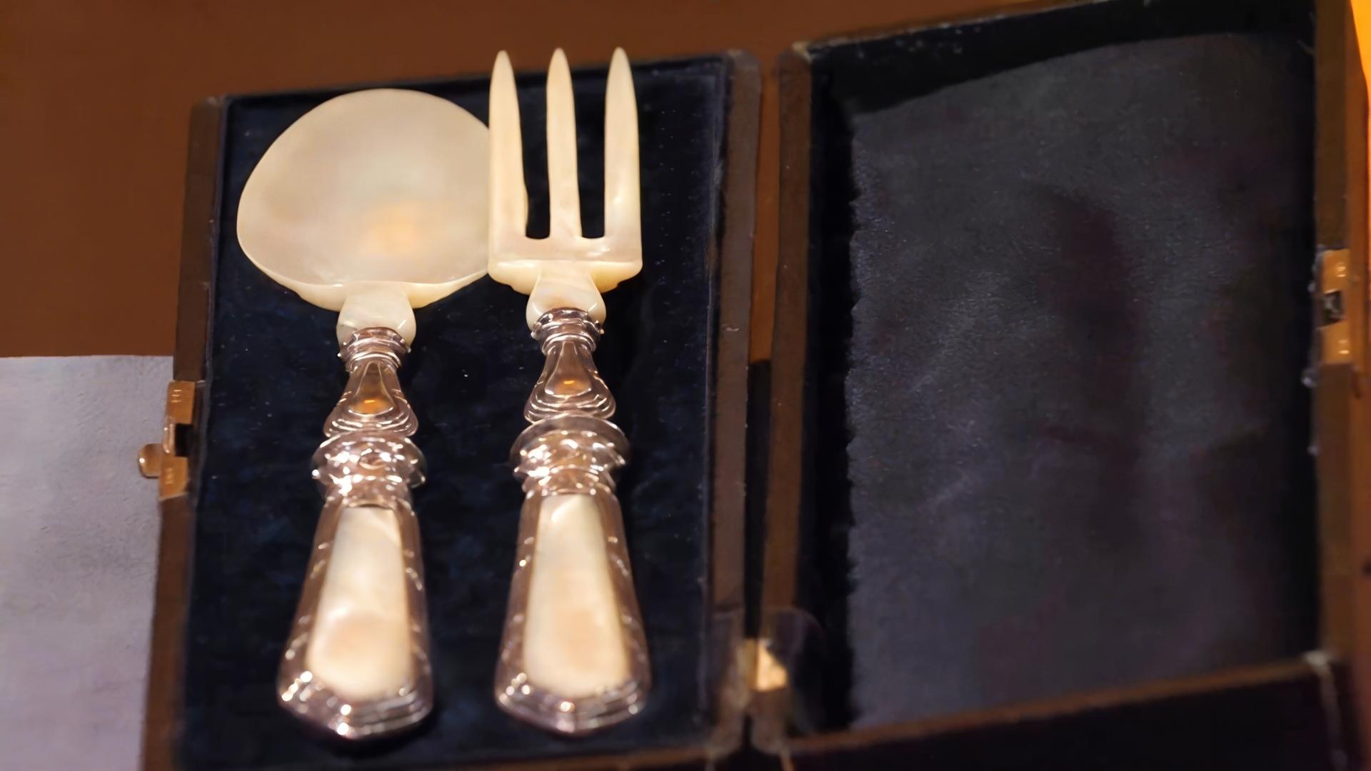 Das französische Vorlegebesteck mit Perlmutt.