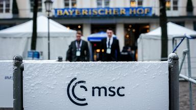 Wenn das Klima zur Gefahr wird: Neue Risiken für die globale Sicherheit. (Bild zeigt Szene der Münchner SIcherheitskonfernz- LoGo MSC im Vordergrund, dahinter verschwommen Bayerischer Hof)) 