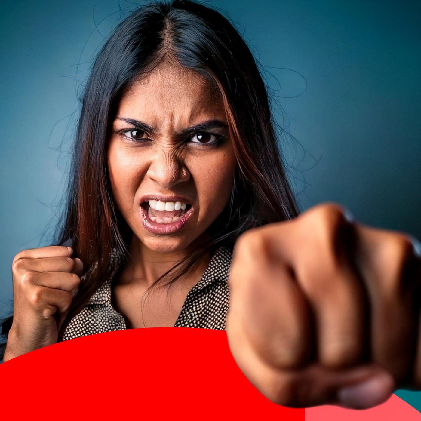 Eine frau mit schwarzen Haaren ballt kraftvoll eine Faust und symbolisiert die enstehende Kraft, die aus Wut entstehen kann