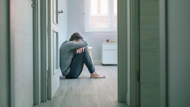  Jeder fünfte bis sechste Erwachsene einmal in seinem Leben von dieser Krankheit betroffen. Wissenschaftsjournalist Frank Seibert trifft Betroffene(Bild: Person sitzt am Boden und stützt Kopf in die Hände)