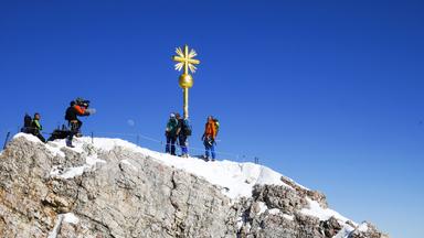 Bergsteiger für Bergauf-Bergab auf dem Gipfel der Zugspitze