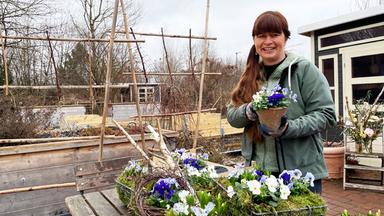 Sabrina Nitsche mit Frühblühern im Querbeet-Garten.