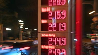 Iran-Konflikt: 20 Prozent der weltweiten Öllieferungen stecken fest, während die Preise für Gas und Rohöl massiv steigen. (BIld zeigt leuchtende Tafel mit Spritpreisen bei Nacht)