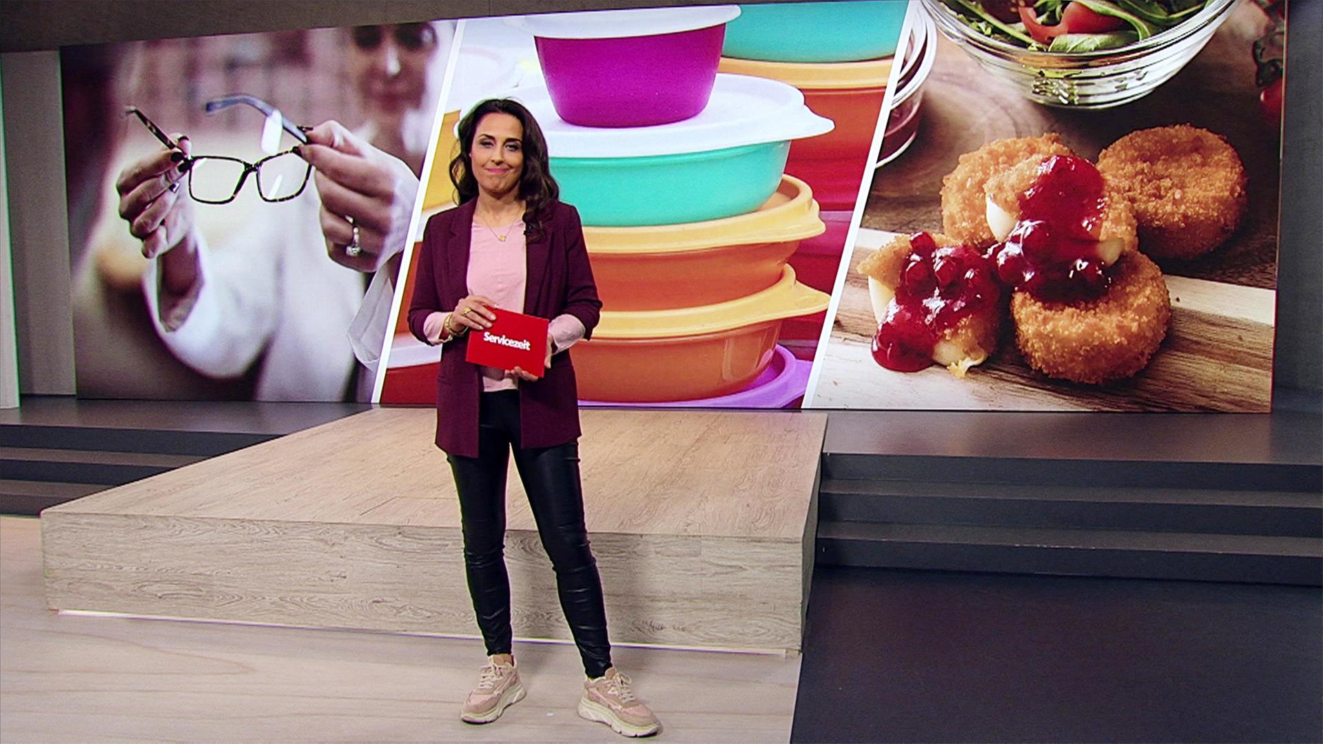 Moderatorin im Studio.