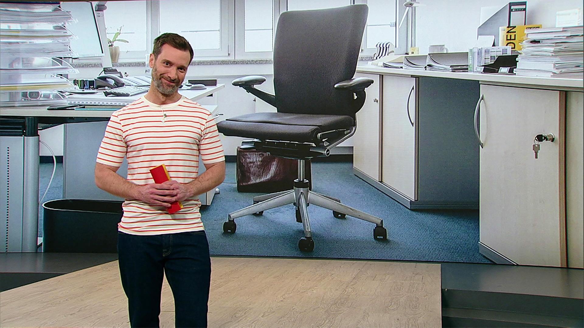 Moderator im Studio.