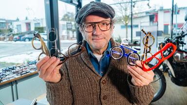 Schmidt Max baut sich eine Brille.