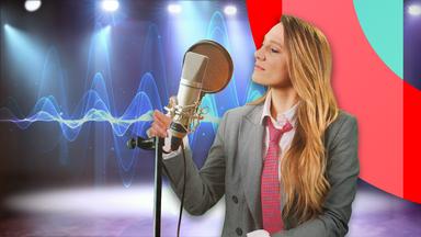 Jasmina Neudecker (im Bild) erfährt in Sønderborg, wie sie mit Stimme, Tonhöhe, Satzmelodie und Pausen ihre eigene Ausstrahlung steigern kann. (Bild zeigt Frau stehend am Mikrofon)