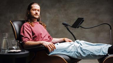 KI oder Therapeut? Auch Christian stellt sich im Experiment der Frage, wer wirklich hinter den Antworten steckt.