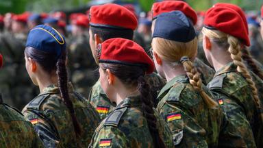 Soldat:innen bei Gelöbnis