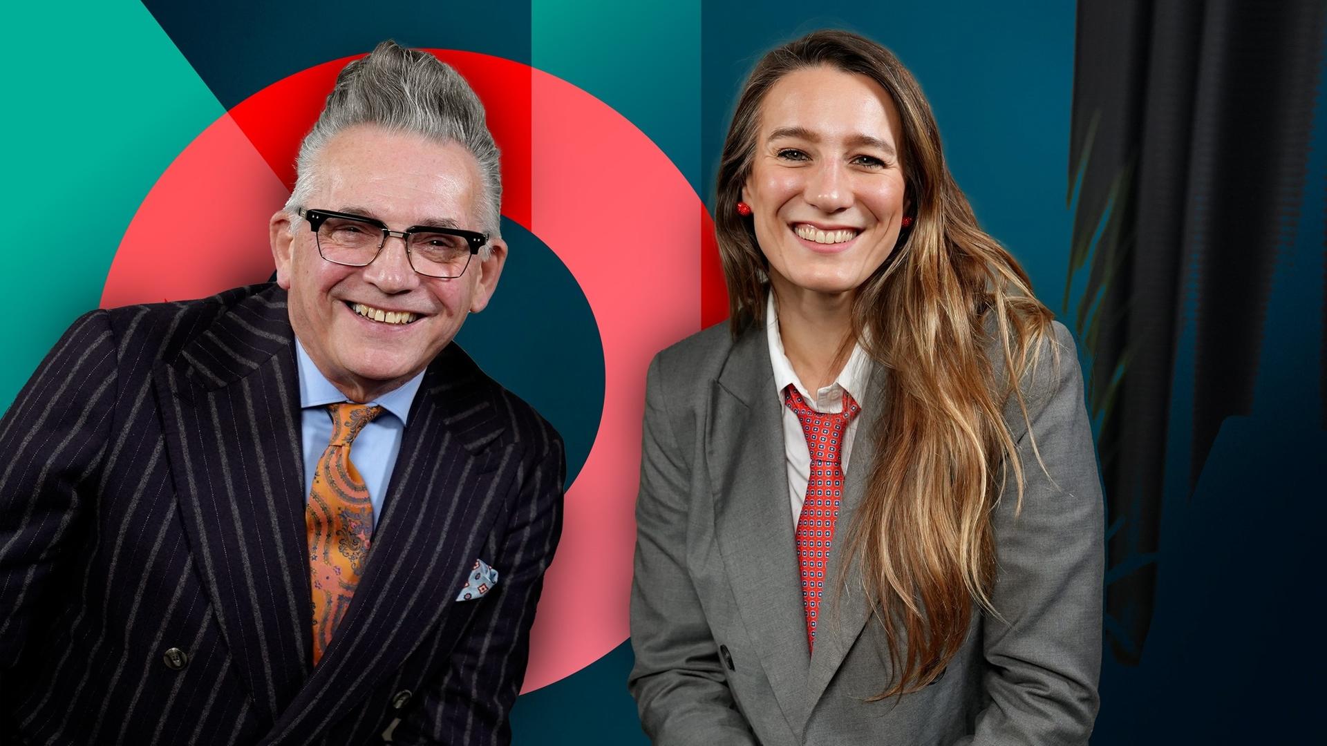 "Superkraft Charisma": Moderatorin Jasmina Neudecker sitzt neben Musiker Götz Alsmann