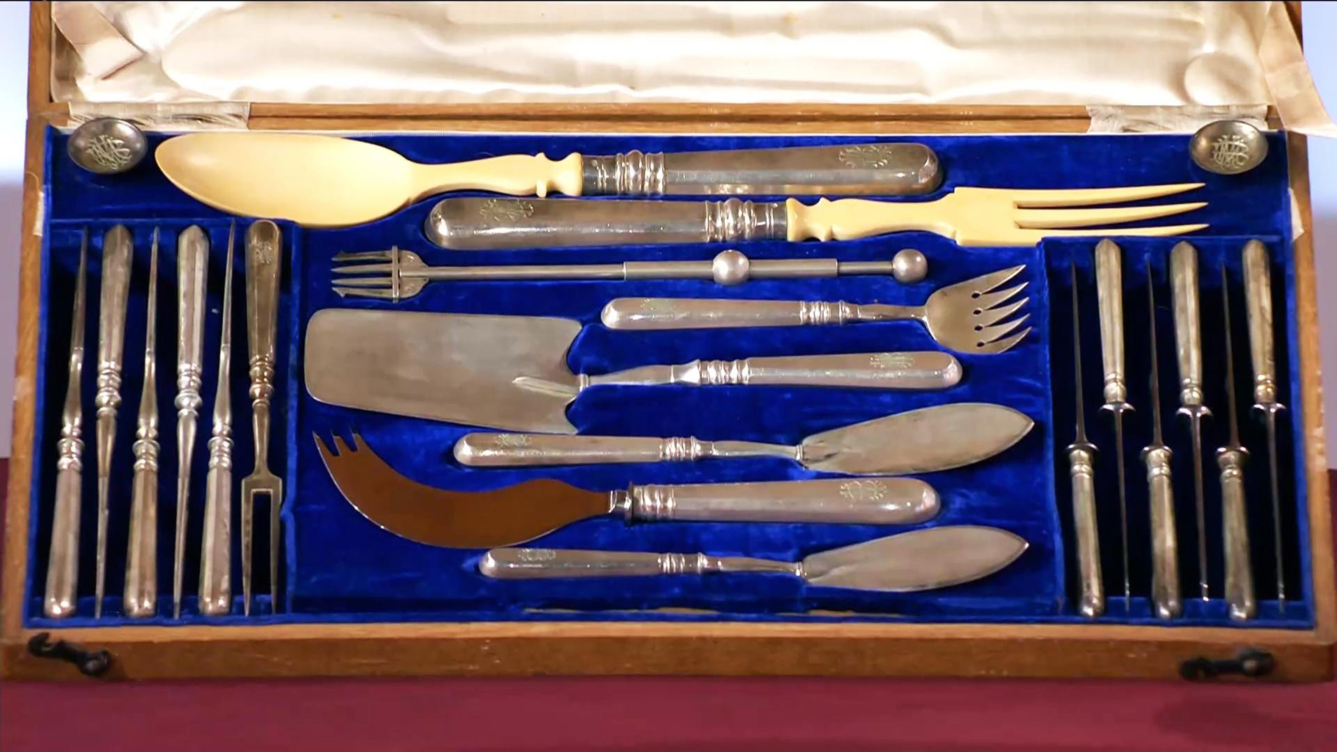 Ein Besteckset in einem Besteckkästchen.