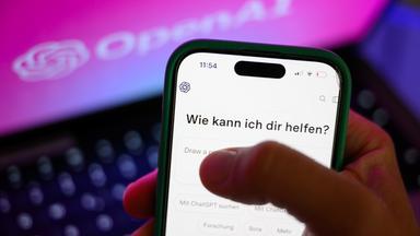 ChatGPT, Grok und DeepSeek häufiger im Sinne von SPD und Grünen. Manipulieren uns die Algorithmen? Wie neutral sind sie wirklich? (Im Bild zu sehen: Handy mit Aufschrift) 