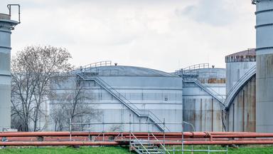 11 Millionen Barrel Öl fallen täglich aus – mehr als in den Ölkrisen der 70er zusammen. Wie gravierend ist die Lage  wirklich? (Im Bild zu sehen: anks stehen auf dem Betriebsgelände der Raffinerie Bayernoil) 