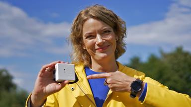  Wissenschaftsjournalistin Lena Ganschow untersucht mit Hilfe einer neuartigen Sensorbox, welchen Einfluss das Wetter auf ihre Gesundheit hat.