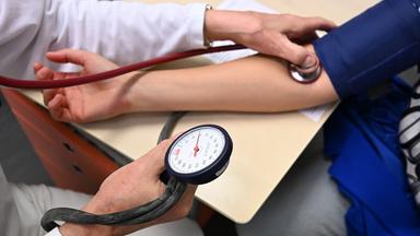 Schon im kommenden Jahr dürften den gesetzlichen Kassen 15  Milliarden Euro fehlen. 66 neue Spar-Vorschläge liegen auf dem Tisch. Reicht das? (Bild: Symbolbild für Untersuchung beim Arzt)