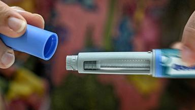 Ozempic, Wegovy, Saxenda: Die Abnehmspritzen boomen – und mit ersten Patentenden könnten sie günstiger werden. (Im Bild zu sehen: Eine Spritze vor verschwommenen Hintergund)