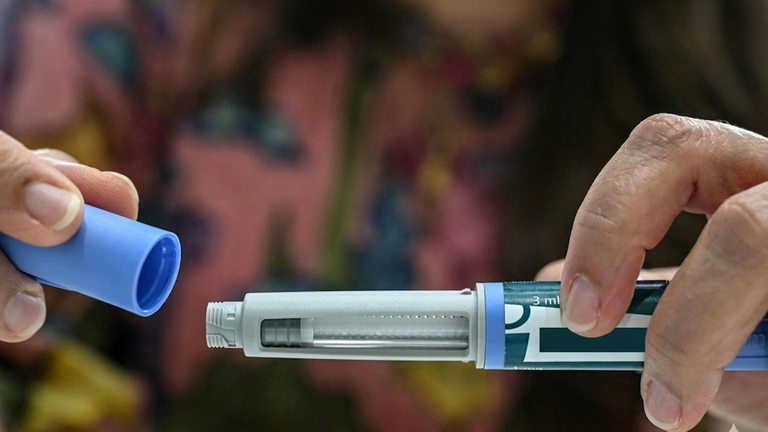 Ozempic, Wegovy, Saxenda: Die Abnehmspritzen boomen – und mit ersten Patentenden könnten sie günstiger werden. (Im Bild zu sehen: Eine Spritze vor verschwommenen Hintergund)