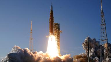 Erfolgeicher Artemis-2-Start: Zum ersten Mal seit 1972 fliegen Menschen wieder zum Mond – diesmal als internationale Mission. Artemis 2 ist der große Testlauf für die Rückkehr 2028. 
