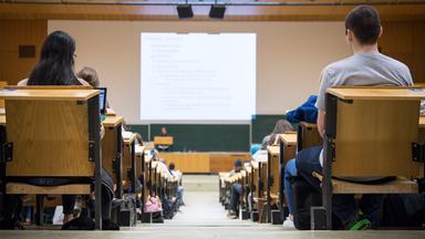 Die Arbeitslosigkeit in der Schweiz steigt – und mit ihr der Anteil arbeitssuchender Akademikerinnen und Akademiker. (Bild: Studenten im Hörsaal)