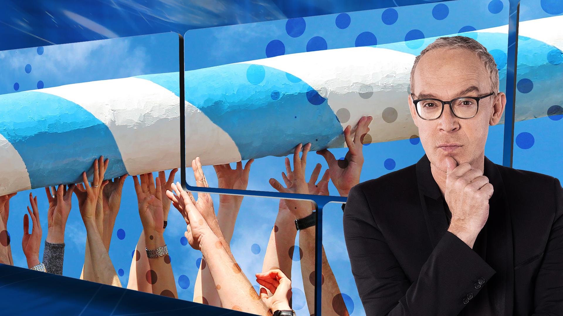  Der Moderator nachdenkend vor einem Bild mit mehreren Händen, die einen Maibaum stützen