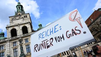 Bundesweit protestieren Bürger, weil Politik Batteriespeicher ignoriert und Gaskraftwerke priorisiert. Droht das Scheitern der Klimaziele?