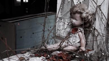 Symbol der Katastrophe: Eine zerfallene Puppe in der Geisterstadt Prypjat 40 Jahre nach dem Super-GAU von Tschernobyl.