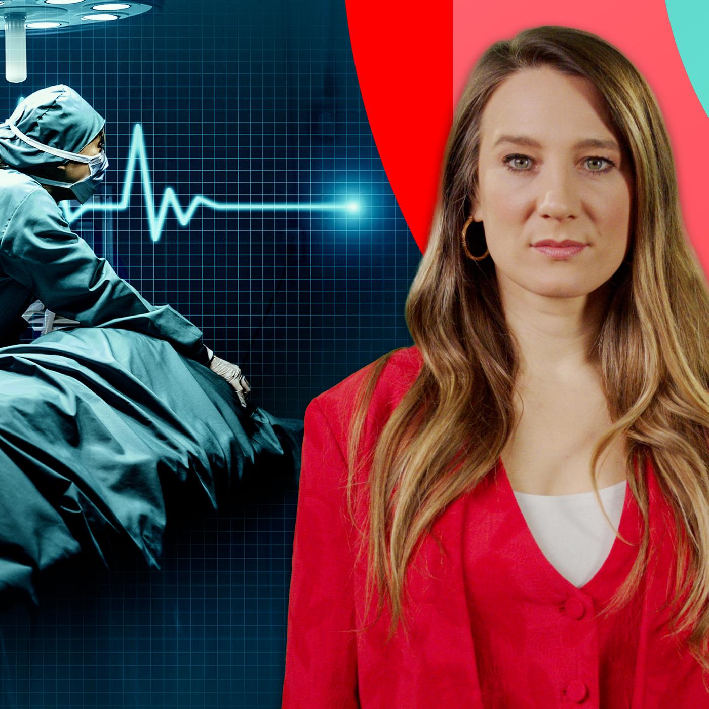 Jasmina Neudecker (im Bild) im Vordergrund, dahinter eine Ärztin, die sich in einem OP über einen zugedeckten Patienten beugt