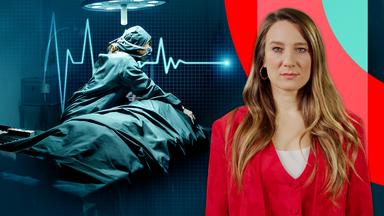 Jasmina Neudecker (im Bild) im Vordergrund, dahinter eine Ärztin, die sich in einem OP über einen zugedeckten Patienten beugt