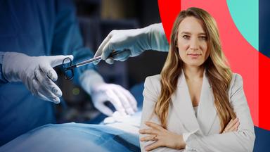 Jasmina Neudecker im Vordergrund, im Hintergrund die Hand einer Person, die einer anderen Person eine Schere reicht