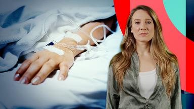 Jasmina Neudecker im Vordergrund, hinter ihr eine Hand mit Infusionsschlauch im Krankenhaus