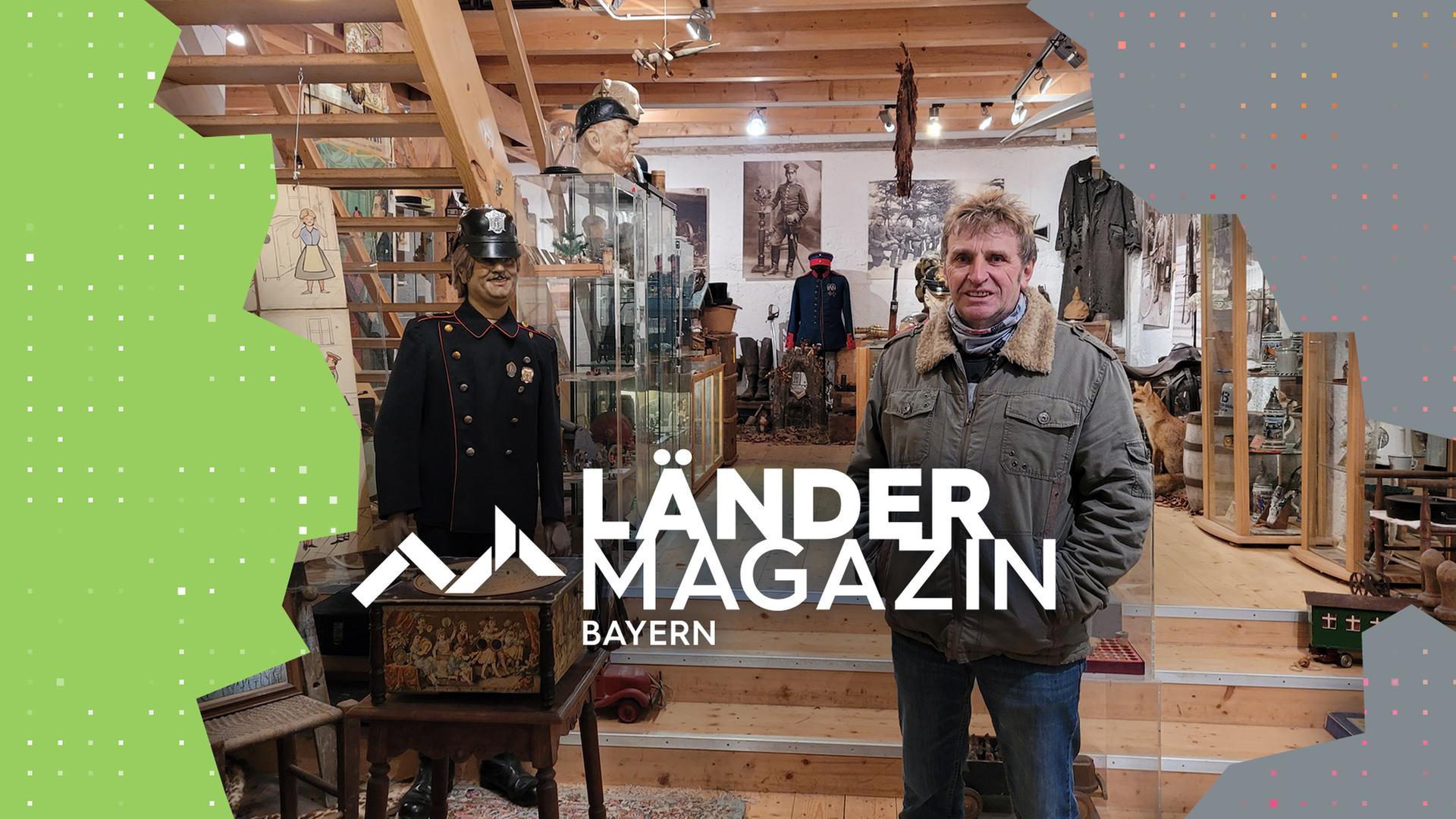 Ein Mann steht in einem Bauernhof-Museum