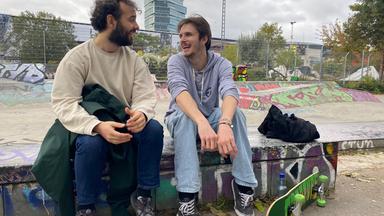 Manuel Stark und Luka Krause beim Interview im Skaterpark "Dog Shit Spot" an der Warschauer Straße in Berlin. "NANO: Neurodiversität - Wie normal ist anders?": Manuel Stark und Luka Krause beim Interview im Skaterpark "Dog Shit Spot" an der Warschauer Straße in Berlin. Redaktion: 3SAT