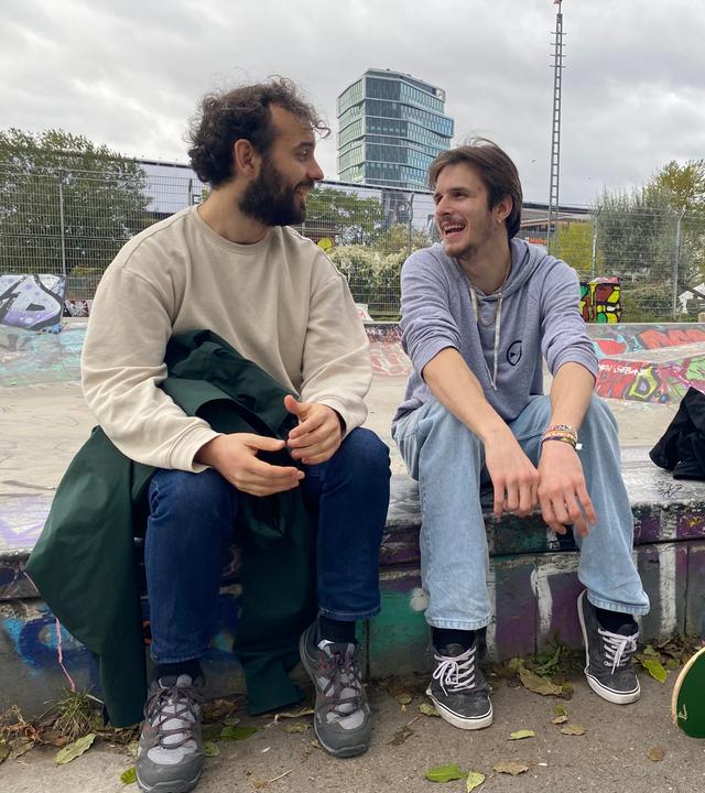 Manuel Stark und Luka Krause beim Interview im Skaterpark "Dog Shit Spot" an der Warschauer Straße in Berlin. "NANO: Neurodiversität - Wie normal ist anders?": Manuel Stark und Luka Krause beim Interview im Skaterpark "Dog Shit Spot" an der Warschauer Straße in Berlin. Redaktion: 3SAT