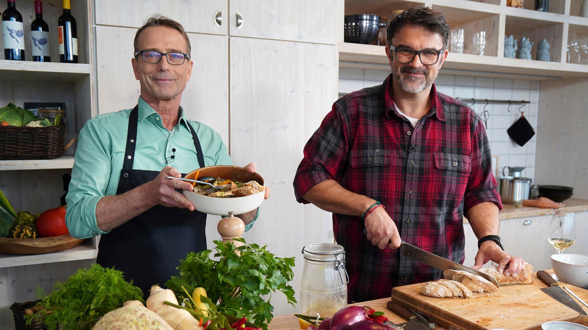 NDR Fernsehkoch Tarik Rose und Ernährungs-Doc Matthias Riedl verwandeln diesmal die Küche in eine Backstube. Damit liegen sie voll im Trend, denn immer mehr Menschen erfreuen sich am Backen, zum Beispiel an der Herstellung vom eigenen Brot.