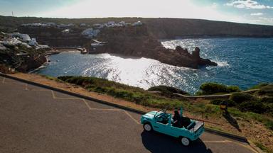 Mit einem offenen Citroen Mehari, Baujahr 1981, entdeckt der Schmidt Max die kleine Schwester von Mallorca: die Insel Menorca.